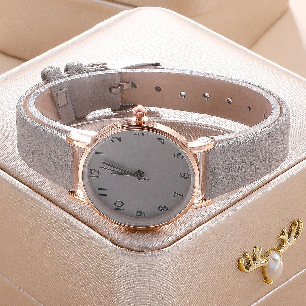 Montre classique pour femmes avec un bracelet
