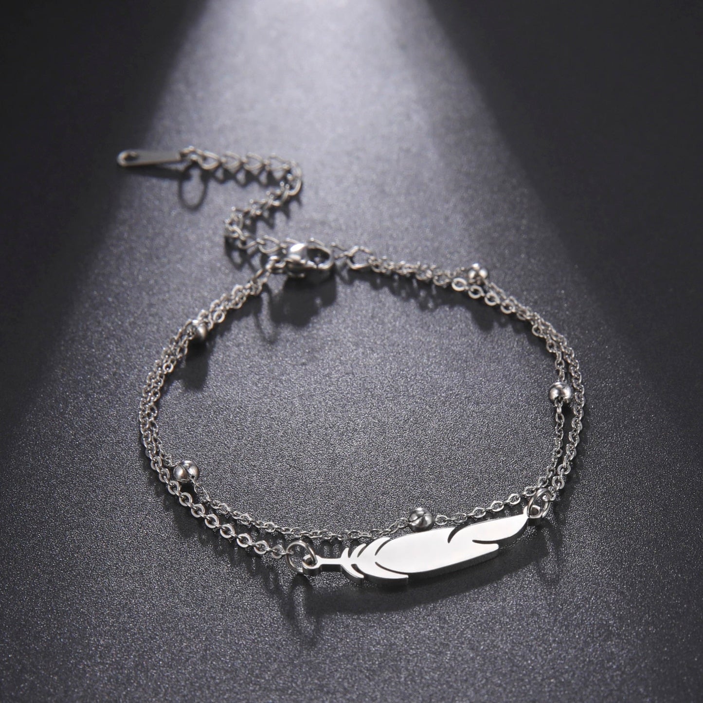Bracelet de cheville avec une plume