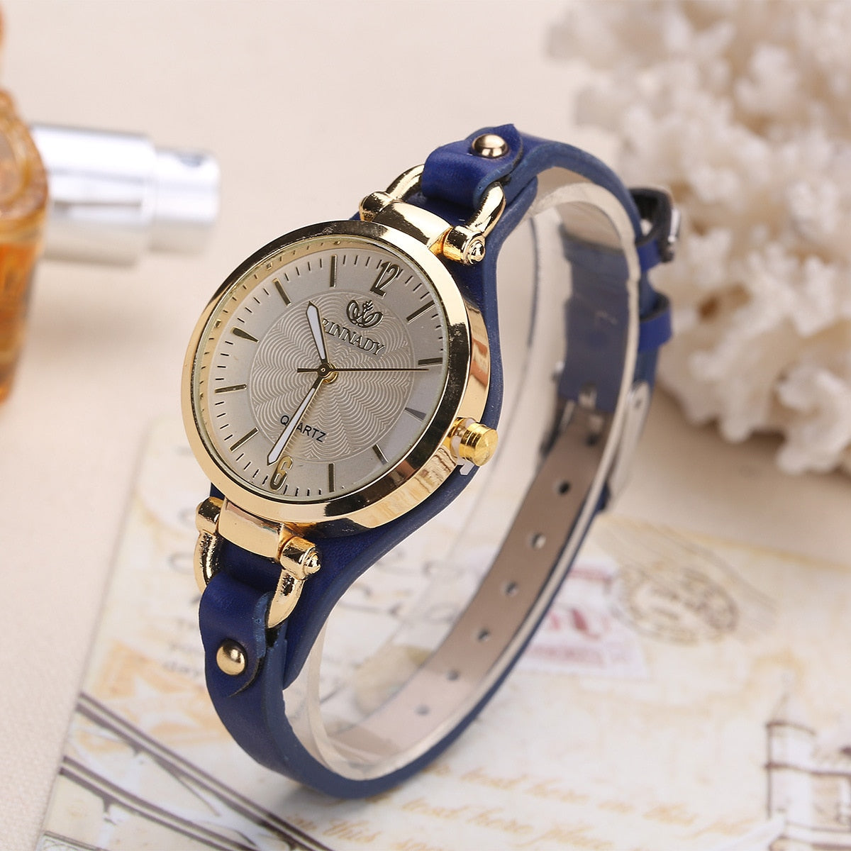 Montre pour dames sur un bracelet fin