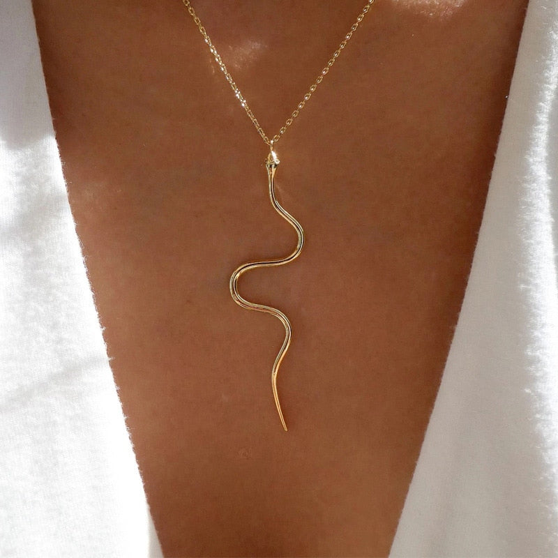 Collier avec pendentif motif serpent