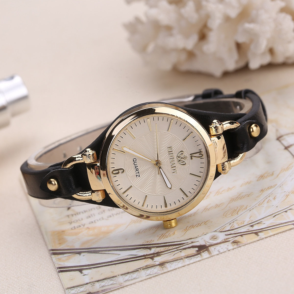Montre pour dames sur un bracelet fin