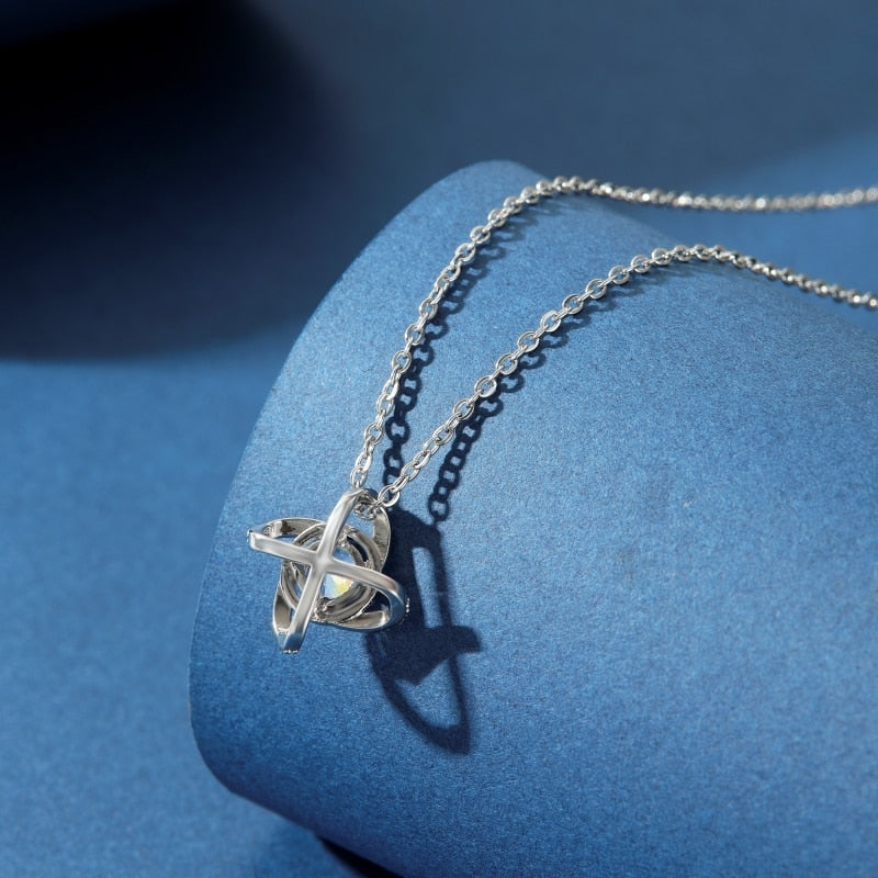 Collier avec un pendentif brillant