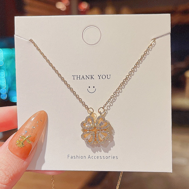 Collier avec un motif floral