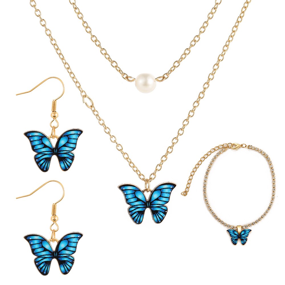 Un ensemble de bijoux avec des papillons