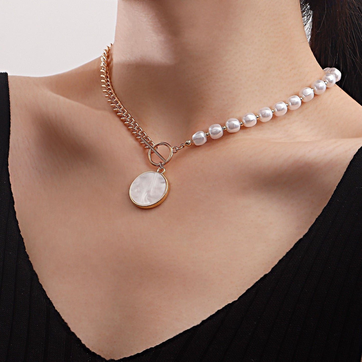 Collier en perles d'imitation avec un pendentif rond