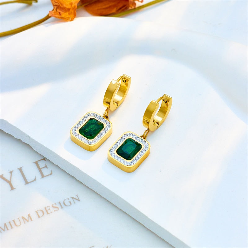 Un ensemble de bijoux avec de gros zircones cubiques