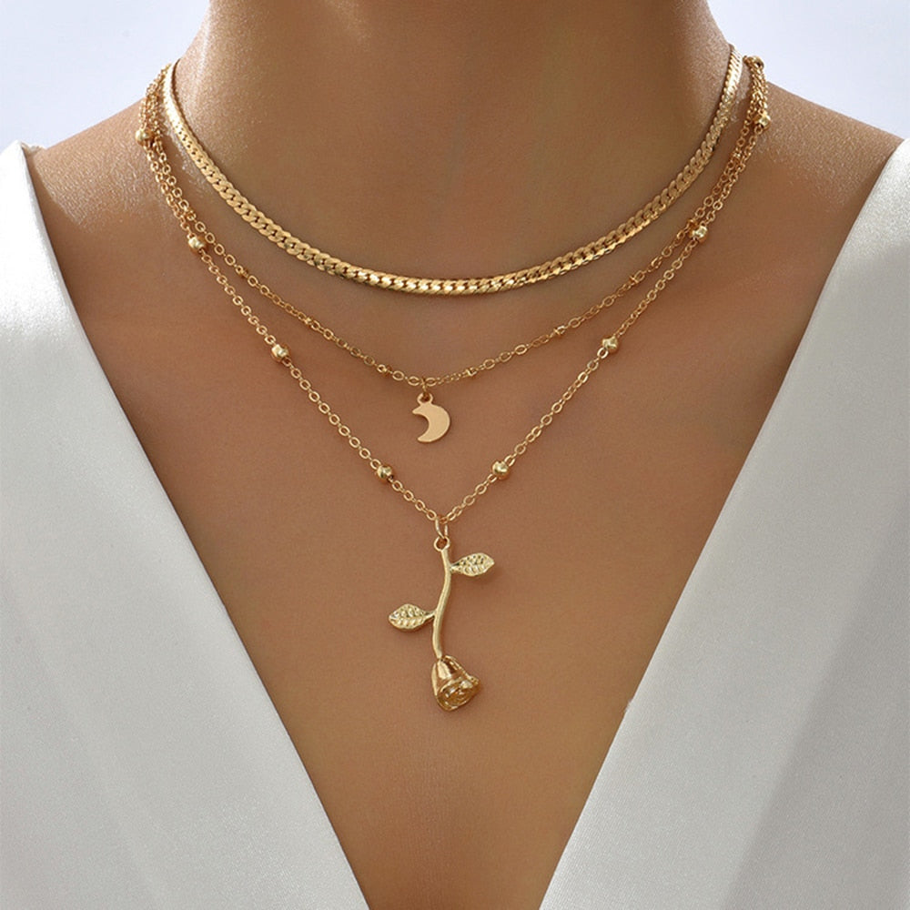 Collier triple avec motif de rose