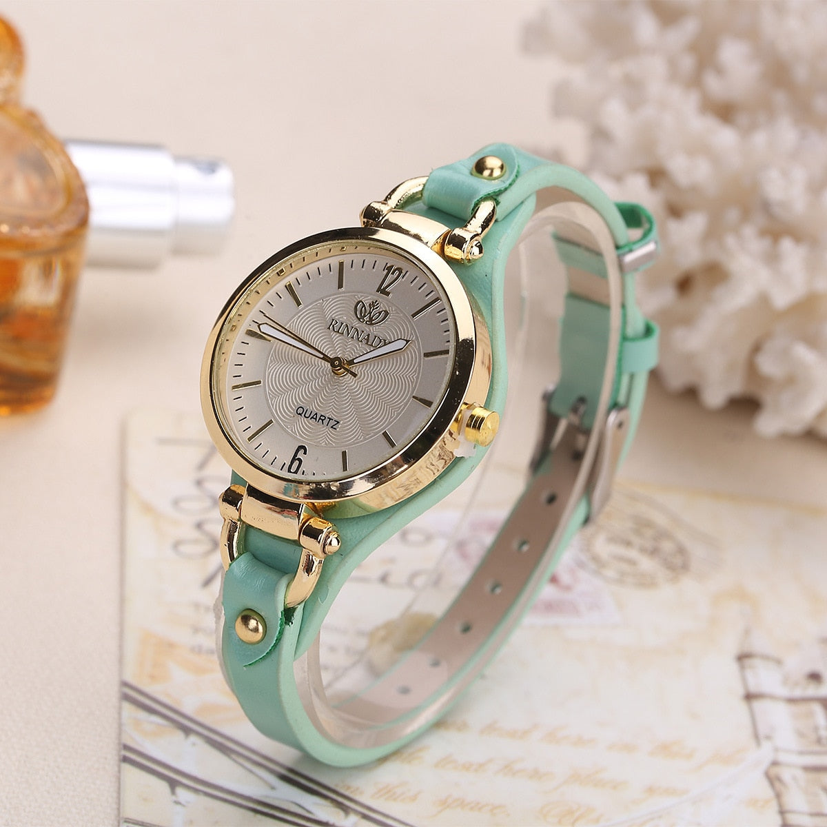 Montre pour dames sur un bracelet fin