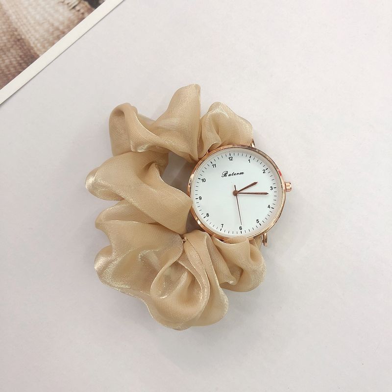 Montre pour dames avec un bracelet en chouchou