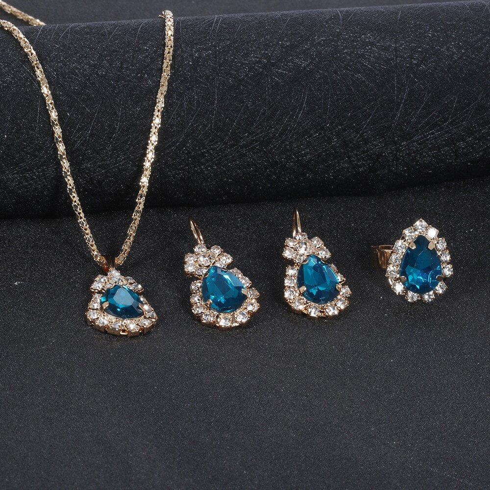 Un ensemble de bijoux avec des zircones cubiques