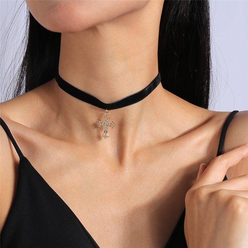 Collier ras-du-cou avec une croix