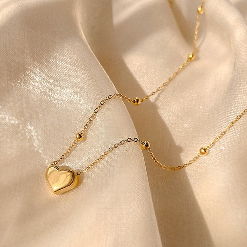 Collier avec un charmant pendentif en forme de cœur minimaliste
