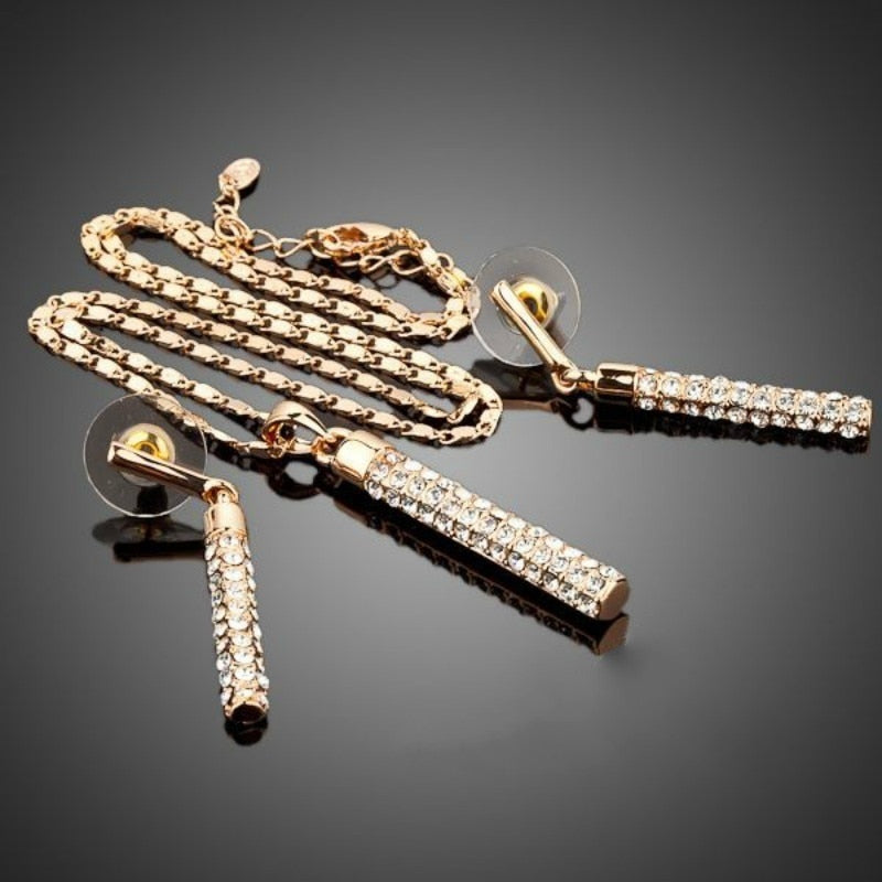 Un ensemble de bijoux avec des zircones cubiques
