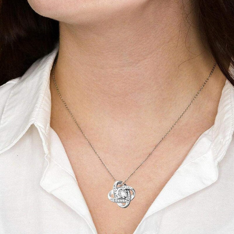 Collier avec un pendentif brillant