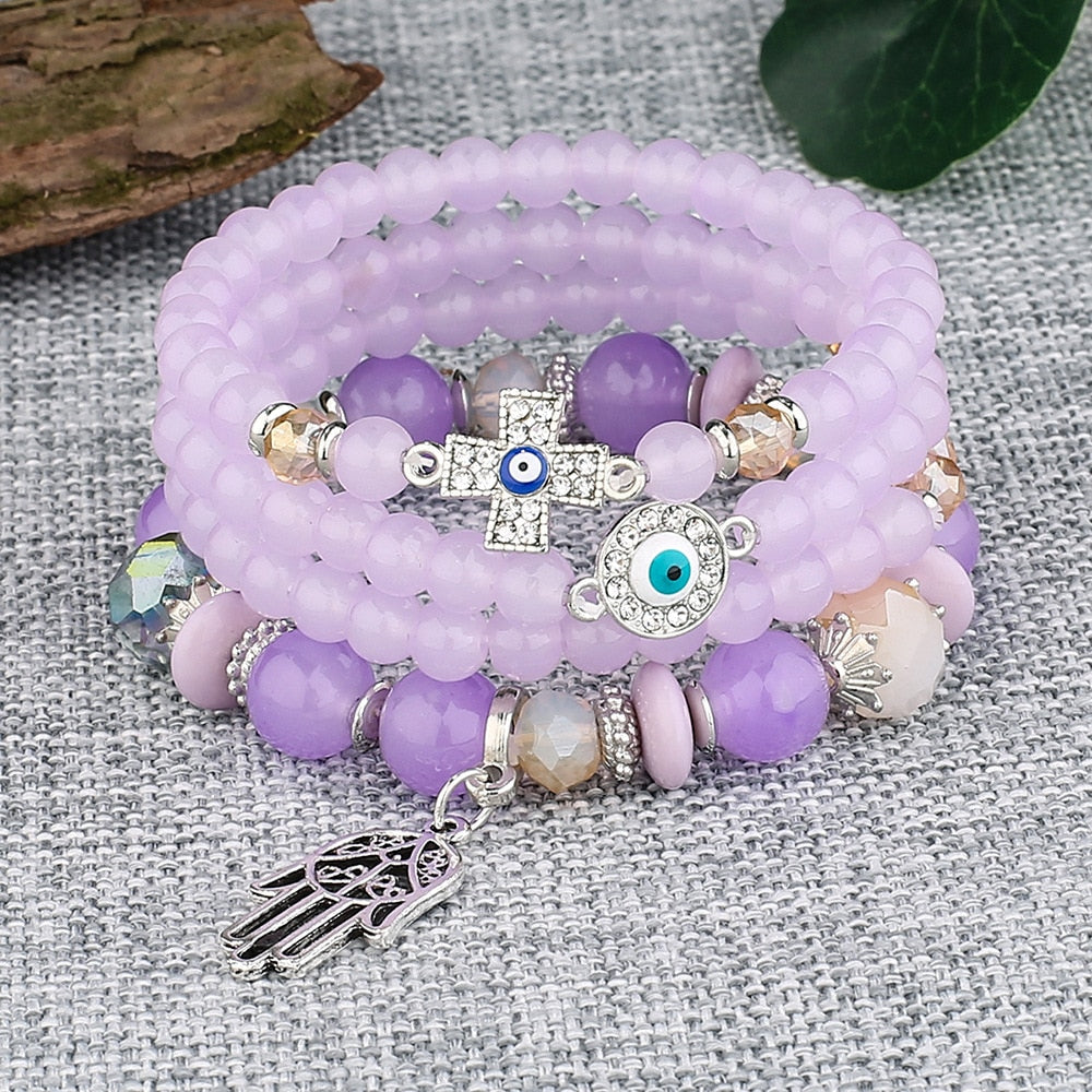 Un ensemble de bracelets en perles
