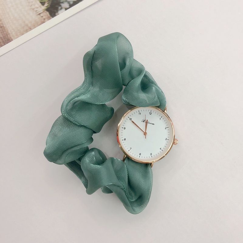Montre pour dames avec un bracelet en chouchou