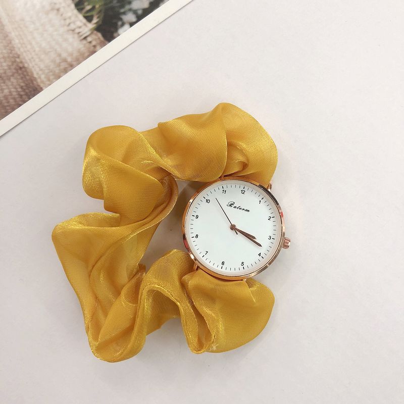 Montre pour dames avec un bracelet en chouchou