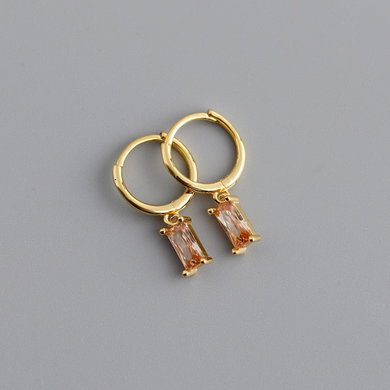 Boucles d'oreilles rondes avec des zircones cubiques pendantes