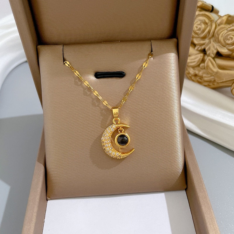 Collier avec un pendentif en forme de lune