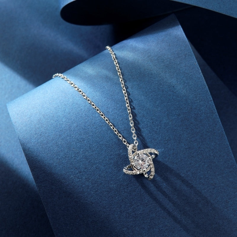 Collier avec un pendentif brillant