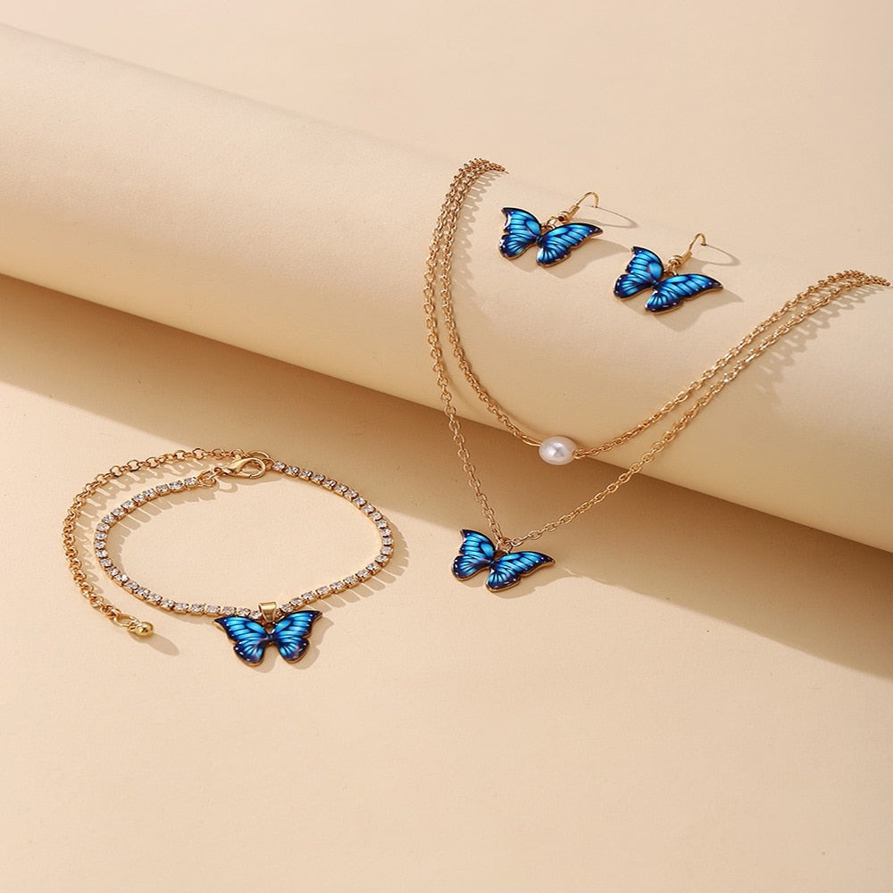 Un ensemble de bijoux avec des papillons