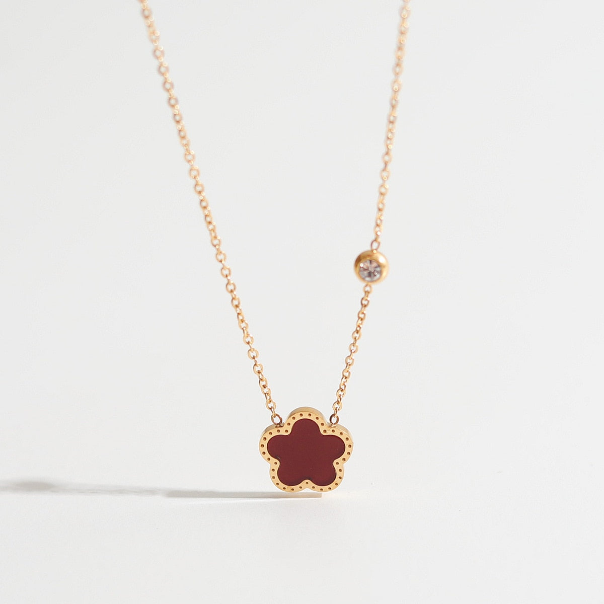Collier avec fleur colorée et zircon