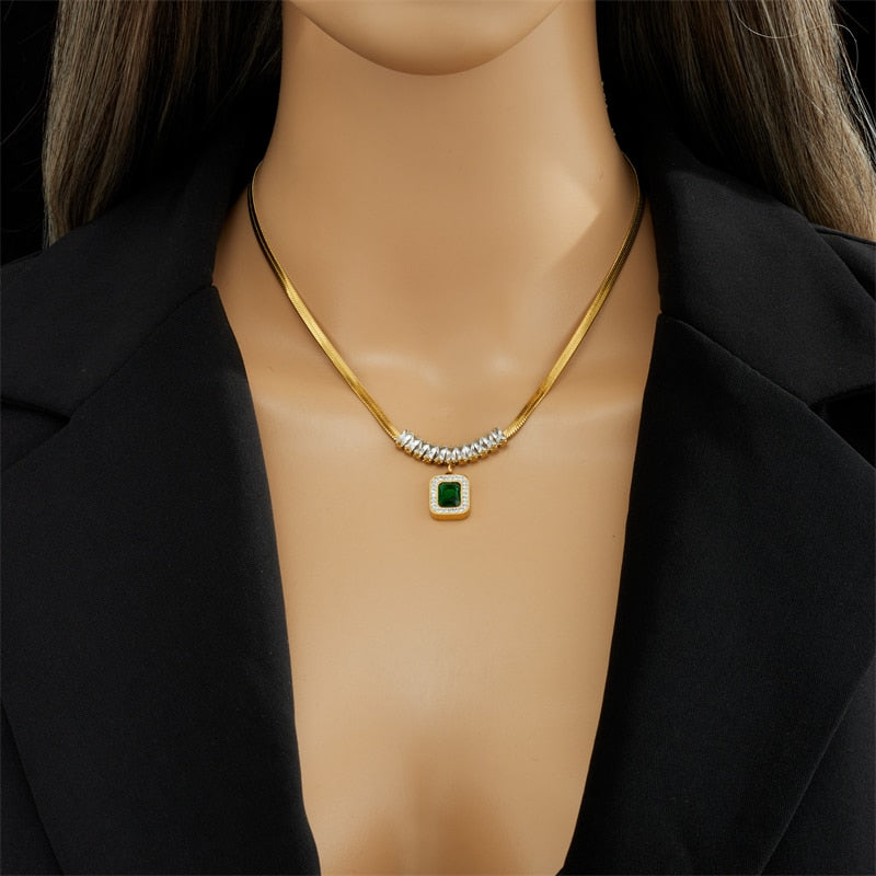Un ensemble de bijoux avec de gros zircones cubiques