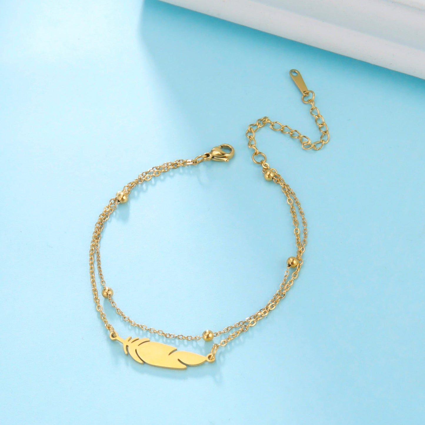 Bracelet de cheville avec une plume
