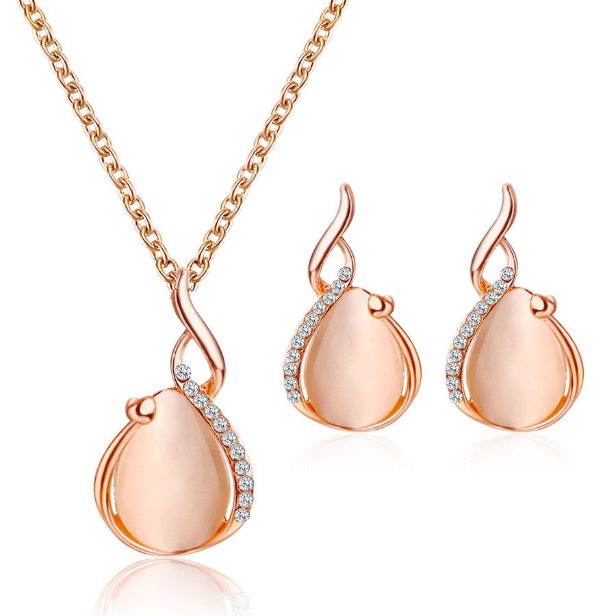 Ensemble de bijoux avec des pierres et des zircones cubiques