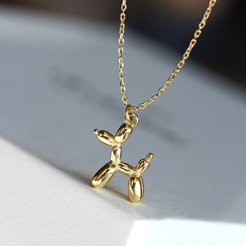 Collier avec un pendentif en forme de chien