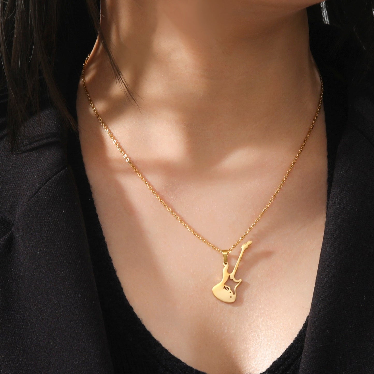 Collier avec pendentif en forme de guitare
