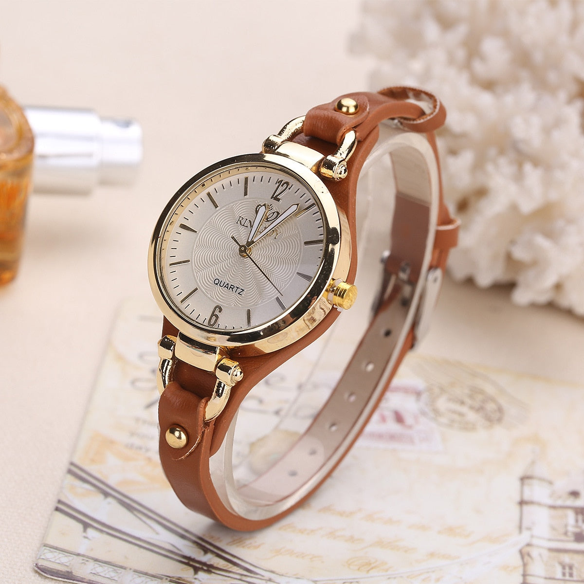 Montre pour dames sur un bracelet fin