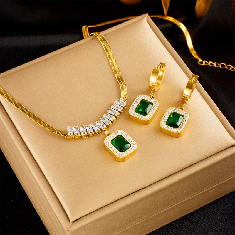 Un ensemble de bijoux avec de gros zircones cubiques