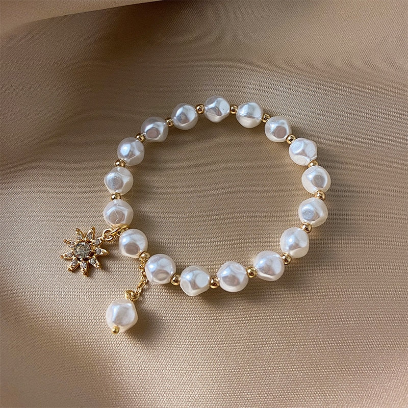 Bracelet en perles avec des breloques décoratives
