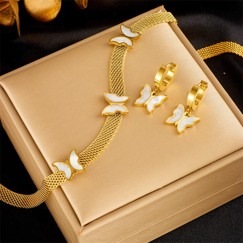 Un ensemble de bijoux avec un motif de papillon