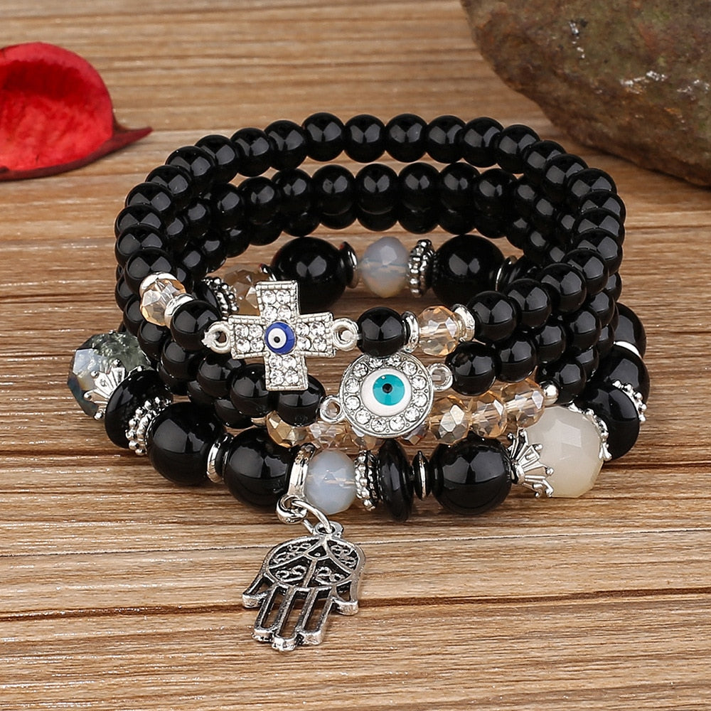Un ensemble de bracelets en perles