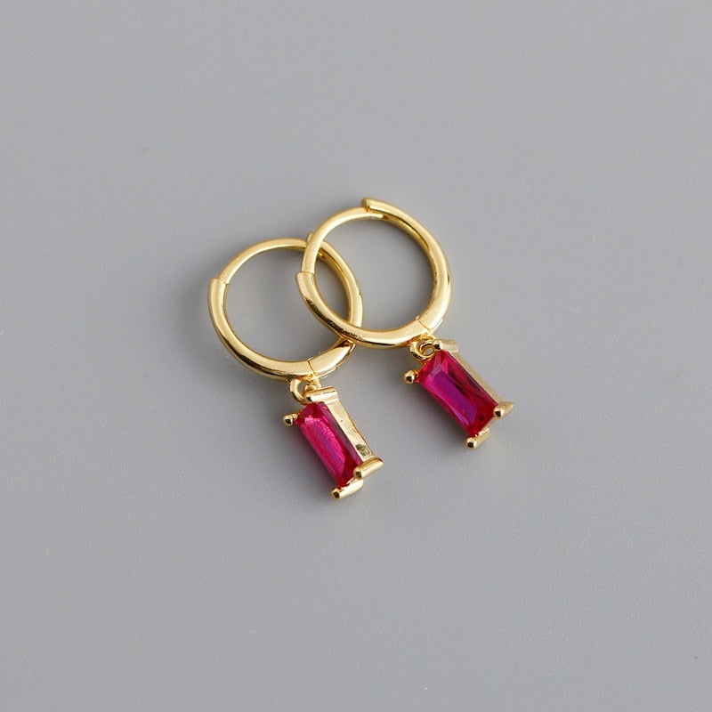 Boucles d'oreilles rondes avec des zircones cubiques pendantes