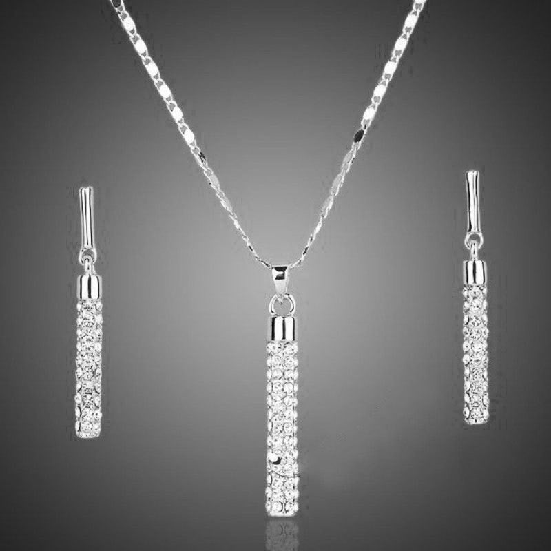 Un ensemble de bijoux avec des zircones cubiques