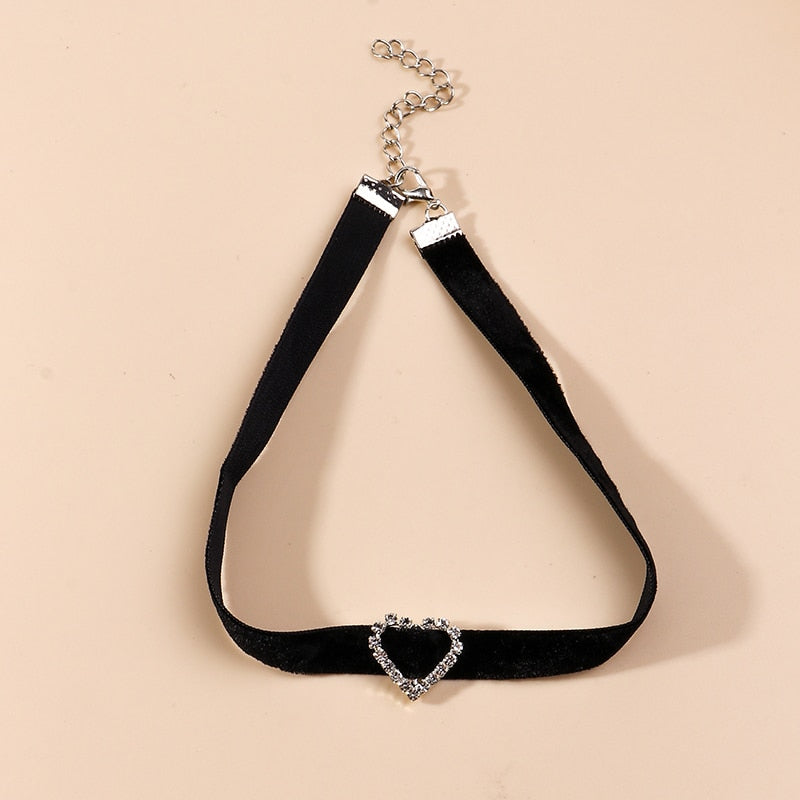 Un collier ras du cou avec un cœur
