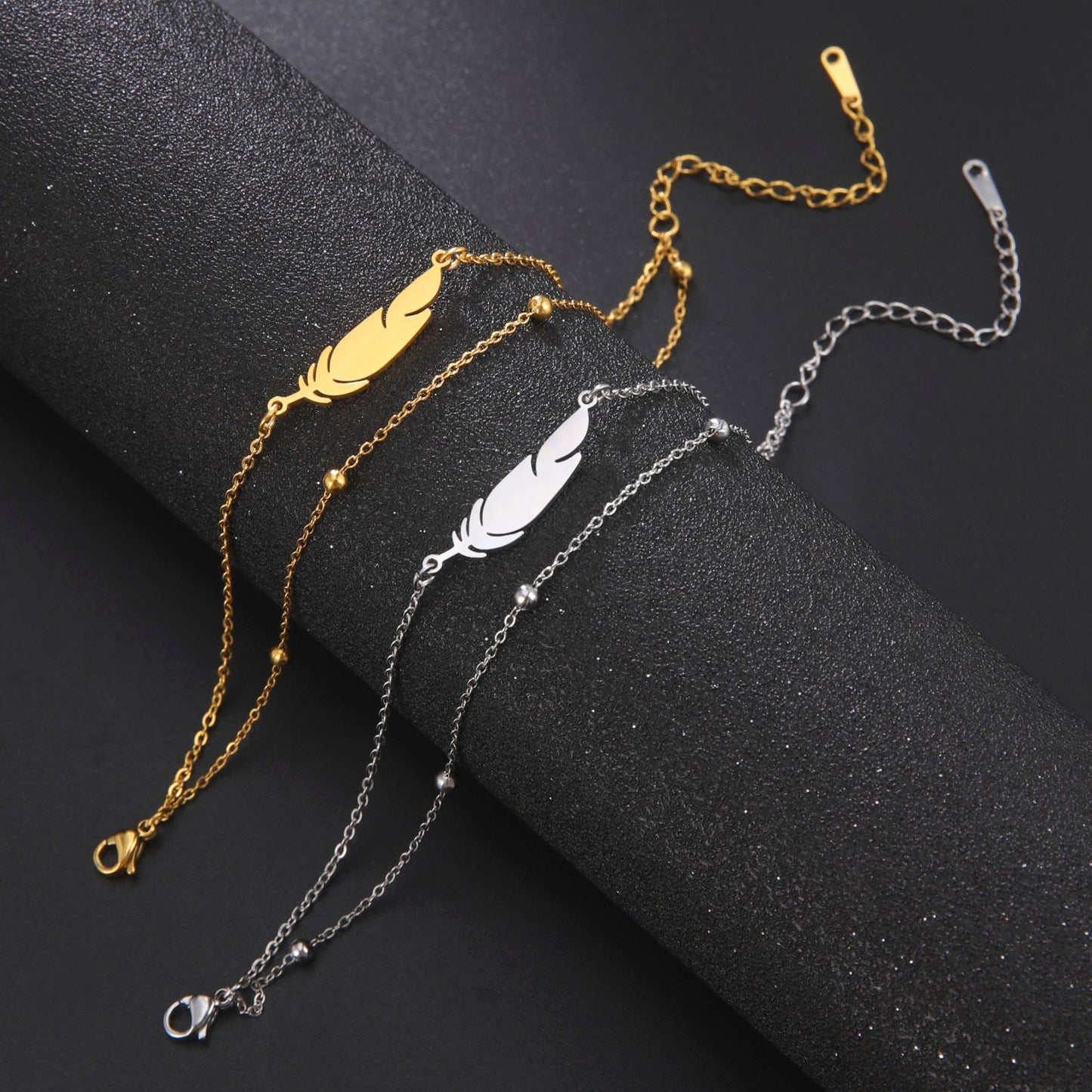 Bracelet de cheville avec une plume