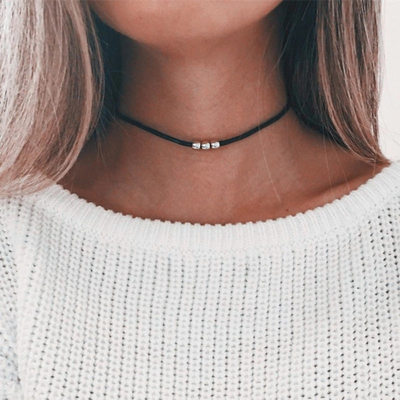 Collier ras du cou avec des perles