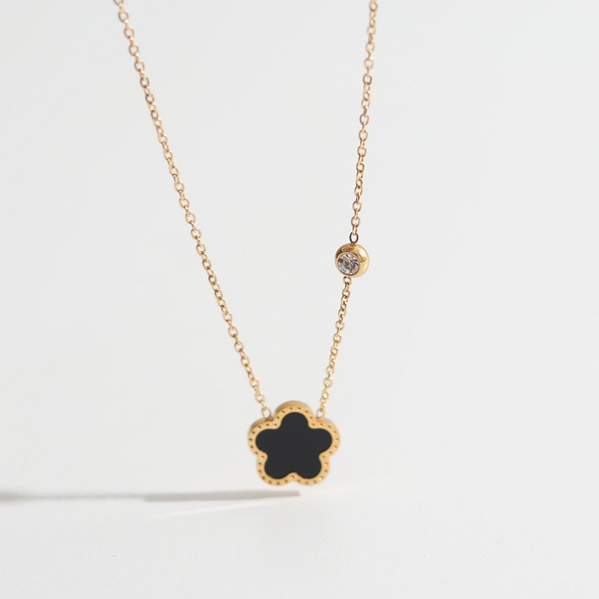 Collier avec fleur colorée et zircon