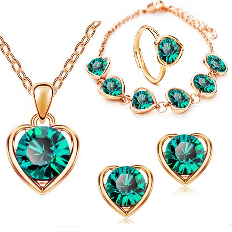 Un ensemble de bijoux avec un motif de cœur