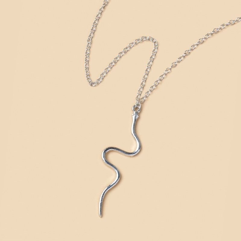 Collier avec pendentif motif serpent