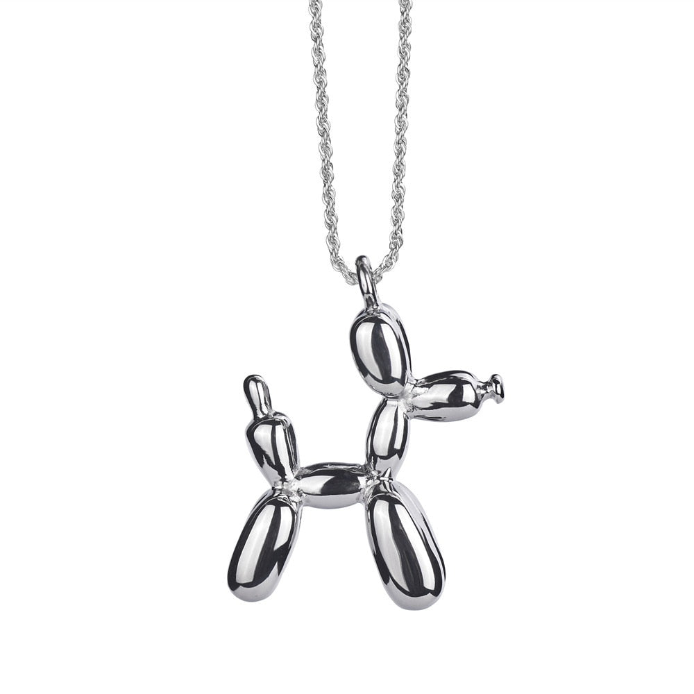 Collier avec un pendentif en forme de chien