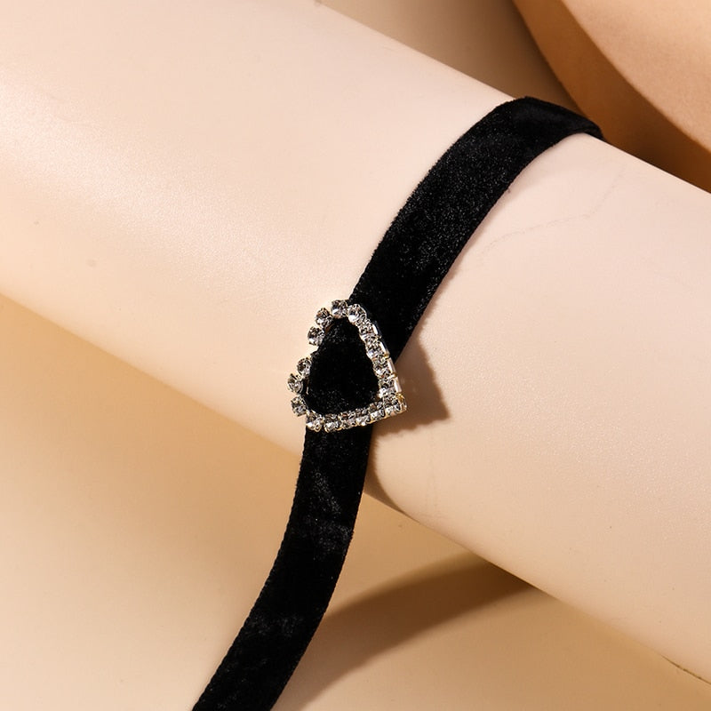 Un collier ras du cou avec un cœur
