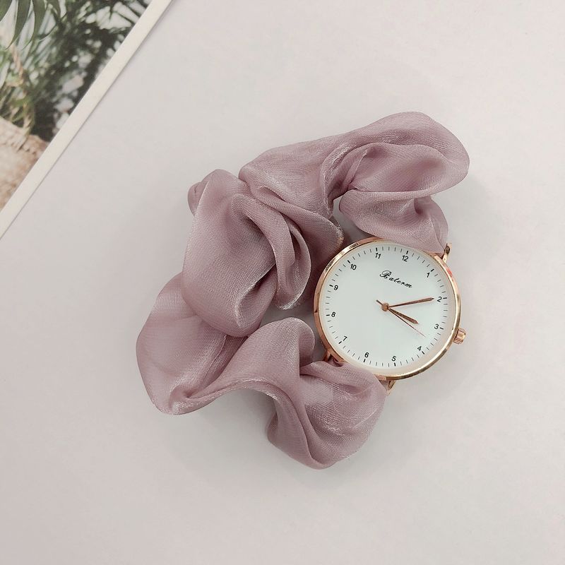 Montre pour dames avec un bracelet en chouchou