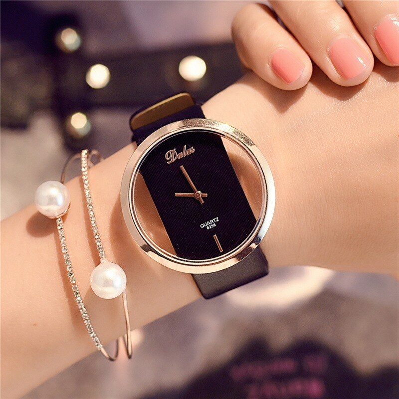 Montre minimale pour dames avec un motif géométrique