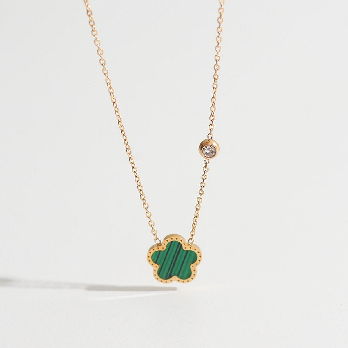 Collier avec fleur colorée et zircon