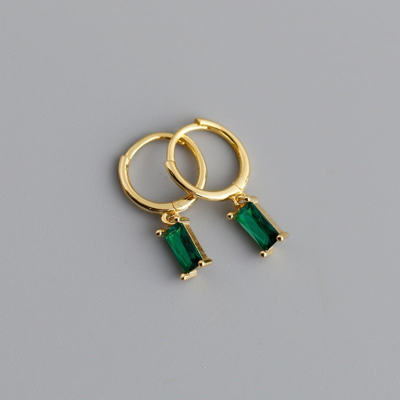 Boucles d'oreilles rondes avec des zircones cubiques pendantes